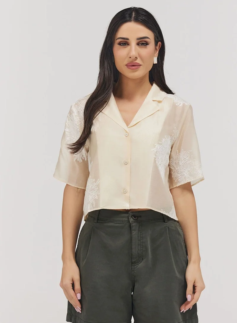 زجزاج بلوزة مطرزة بتفاصيل ياقة